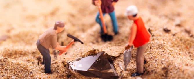 miniatures digging for diamond