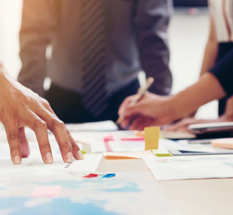 project-managing-is-right planning at table