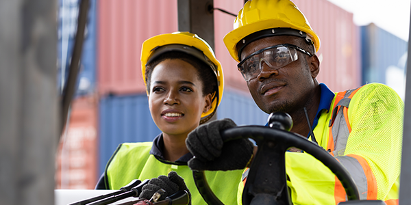 600×300 forklift drivers working together