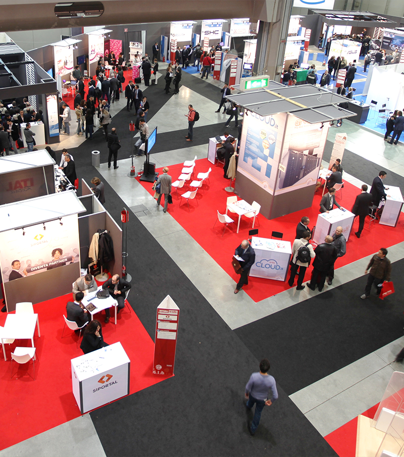 quote tradeshows People visit exhibition area at tradeshow from above